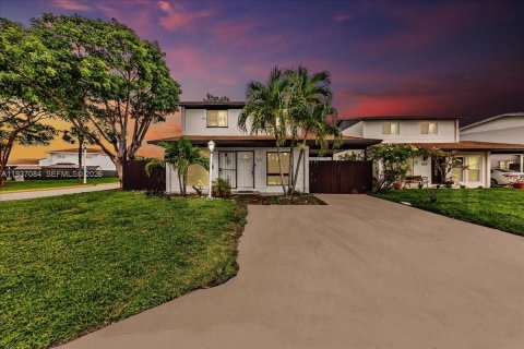 Casa en venta en Miami Gardens, Florida, 4 dormitorios, 146.32 m2 № 2001675 - foto 2