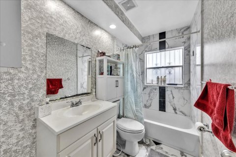 Casa en venta en Miami Gardens, Florida, 4 dormitorios, 146.32 m2 № 2001675 - foto 27