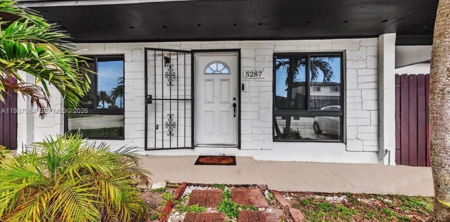 Casa en Miami Gardens, Florida 4 dormitorios, 146.32 m2 № 2001675