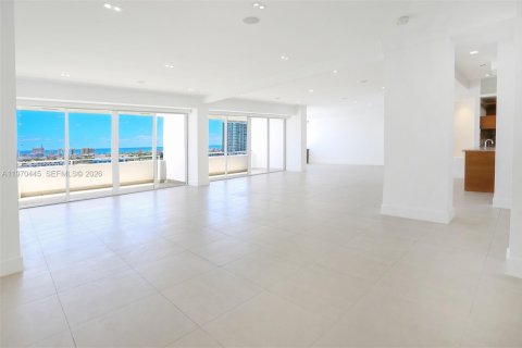Condominio en alquiler en Miami Beach, Florida, 3 dormitorios, 246.1 m2 № 2031185 - foto 9