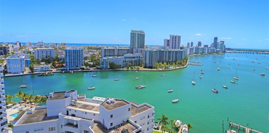 Condominio en Miami Beach, Florida, 3 dormitorios  № 2031185