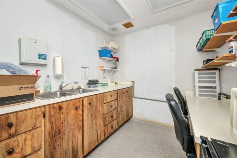 Propiedad comercial en alquiler en Port Charlotte, Florida, 111.11 m2 № 1821513 - foto 30