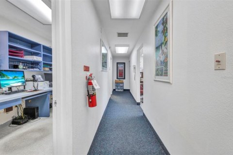 Propiedad comercial en alquiler en Port Charlotte, Florida, 111.11 m2 № 1821513 - foto 23