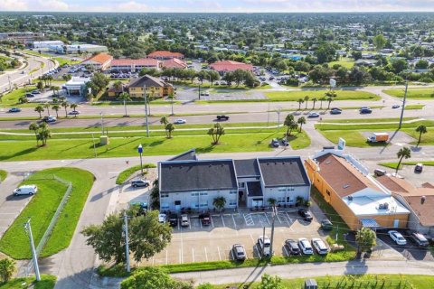 Propiedad comercial en alquiler en Port Charlotte, Florida, 111.11 m2 № 1821513 - foto 6