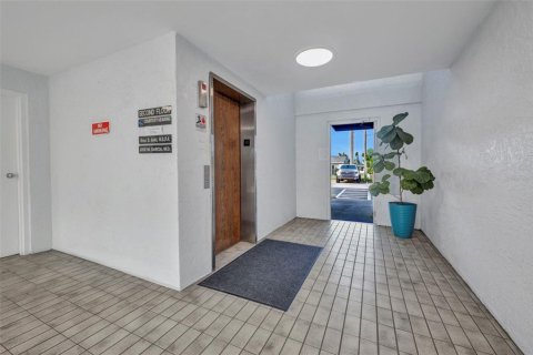 Propiedad comercial en alquiler en Port Charlotte, Florida, 111.11 m2 № 1821513 - foto 9