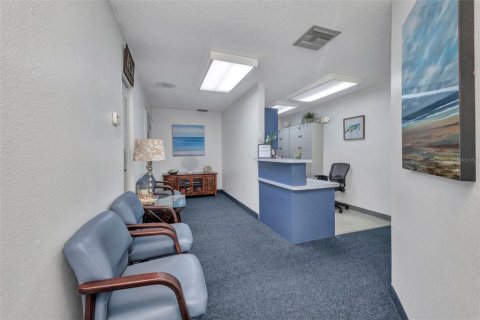 Propiedad comercial en alquiler en Port Charlotte, Florida, 111.11 m2 № 1821513 - foto 10