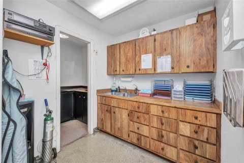 Propiedad comercial en alquiler en Port Charlotte, Florida, 111.11 m2 № 1821513 - foto 18