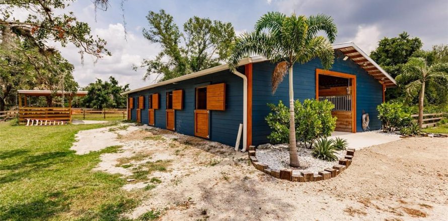 Commercial property in Arcadia, Florida 200.67 sq.m. № 2122427