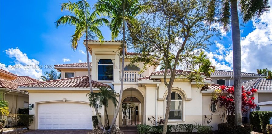 House in Hollywood, Florida 5 bedrooms, 355.17 sq.m. № 2062580