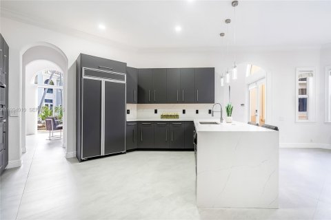 House in Hollywood, Florida 5 bedrooms, 355.17 sq.m. № 2062580 - photo 16