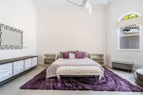 House in Hollywood, Florida 5 bedrooms, 355.17 sq.m. № 2062580 - photo 19