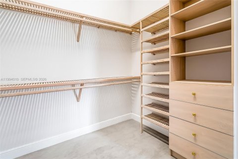 House in Hollywood, Florida 5 bedrooms, 355.17 sq.m. № 2062580 - photo 23