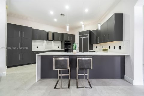 House in Hollywood, Florida 5 bedrooms, 355.17 sq.m. № 2062580 - photo 3