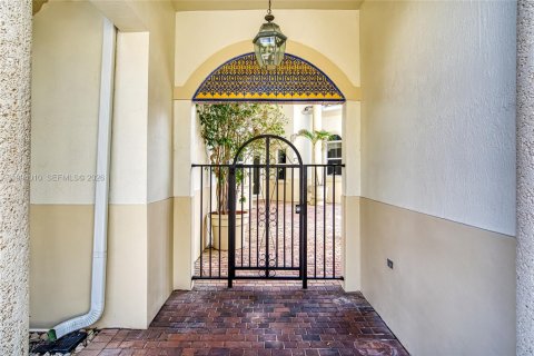 House in Hollywood, Florida 5 bedrooms, 355.17 sq.m. № 2062580 - photo 11