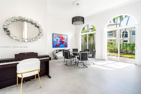 House in Hollywood, Florida 5 bedrooms, 355.17 sq.m. № 2062580 - photo 4