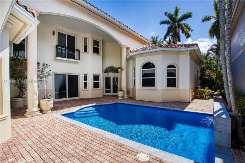 House in Hollywood, Florida 5 bedrooms, 355.17 sq.m. № 2062580 - photo 2