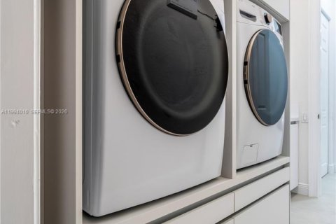 House in Hollywood, Florida 5 bedrooms, 355.17 sq.m. № 2062580 - photo 26