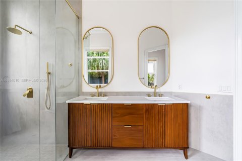 House in Hollywood, Florida 5 bedrooms, 355.17 sq.m. № 2062580 - photo 22