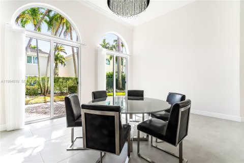 House in Hollywood, Florida 5 bedrooms, 355.17 sq.m. № 2062580 - photo 15