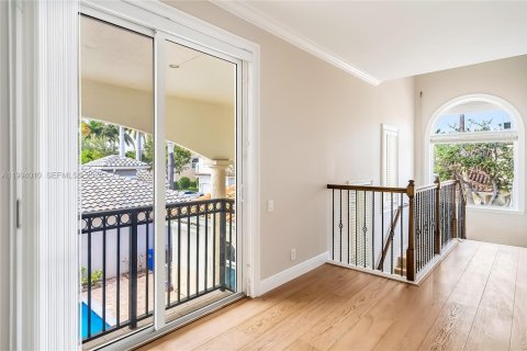 House in Hollywood, Florida 5 bedrooms, 355.17 sq.m. № 2062580 - photo 28