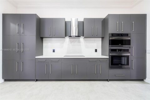 House in Hollywood, Florida 5 bedrooms, 355.17 sq.m. № 2062580 - photo 17