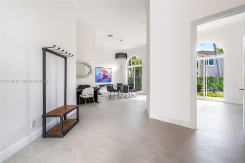 House in Hollywood, Florida 5 bedrooms, 355.17 sq.m. № 2062580 - photo 14