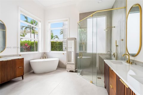 House in Hollywood, Florida 5 bedrooms, 355.17 sq.m. № 2062580 - photo 20