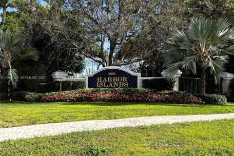 House in Hollywood, Florida 5 bedrooms, 355.17 sq.m. № 2062580 - photo 8