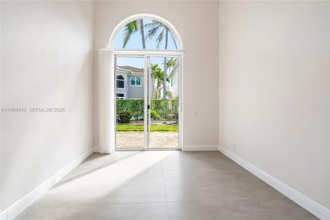 House in Hollywood, Florida 5 bedrooms, 355.17 sq.m. № 2062580 - photo 24