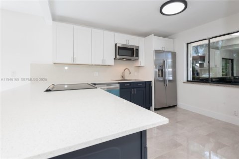 Condo in Weston, Florida, 2 bedrooms  № 2154552 - photo 15