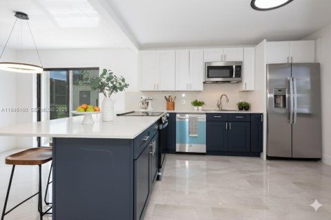 Condo in Weston, Florida, 2 bedrooms  № 2154552 - photo 17