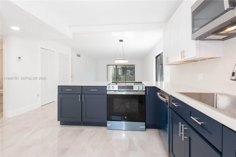 Condo in Weston, Florida, 2 bedrooms  № 2154552 - photo 19
