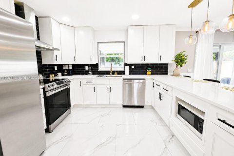 Villa ou maison à vendre à Cape Coral, Floride: 3 chambres, 131.27 m2 № 2304911 - photo 5