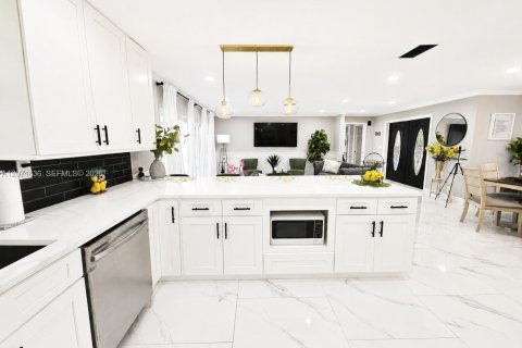 Villa ou maison à vendre à Cape Coral, Floride: 3 chambres, 131.27 m2 № 2304911 - photo 6