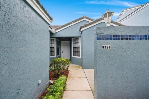 Villa ou maison à louer à Tamarac, Floride: 2 chambres, 109.16 m2 № 1825540 - photo 4