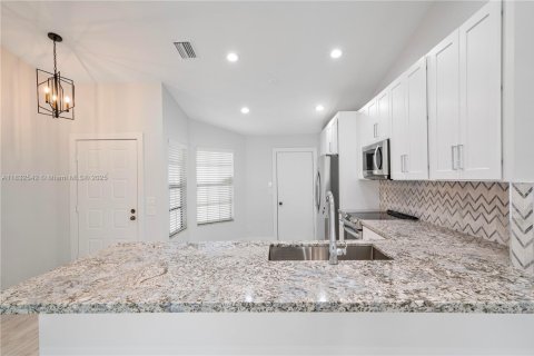 Villa ou maison à louer à Tamarac, Floride: 2 chambres, 109.16 m2 № 1825540 - photo 10