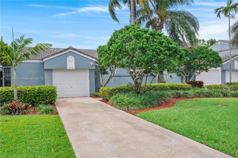 Villa ou maison à louer à Tamarac, Floride: 2 chambres, 109.16 m2 № 1825540 - photo 1