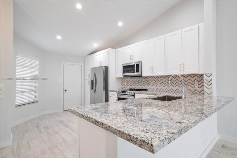 Villa ou maison à louer à Tamarac, Floride: 2 chambres, 109.16 m2 № 1825540 - photo 9