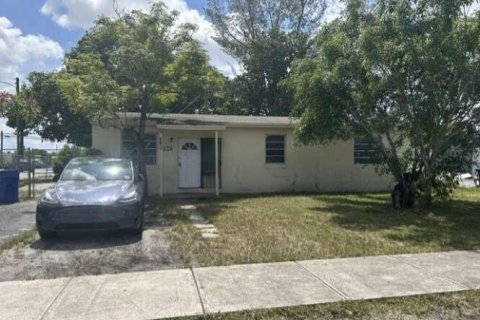 House in Fort Lauderdale, Florida 6 bedrooms, 148.18 sq.m. № 2184768
