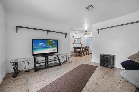 House in Deltona, Florida 4 bedrooms, 136.57 sq.m. № 1773060 - photo 4