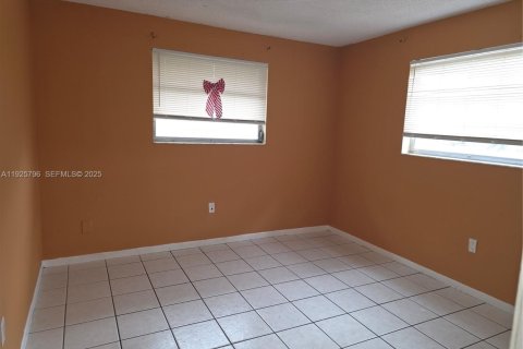 Touwnhouse à louer à Miami, Floride: 3 chambres, 310.11 m2 № 2178969 - photo 5