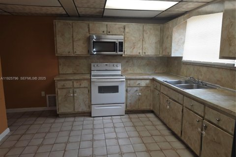 Touwnhouse à louer à Miami, Floride: 3 chambres, 310.11 m2 № 2178969 - photo 11