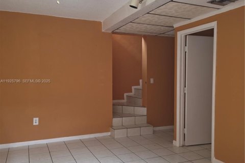 Touwnhouse à louer à Miami, Floride: 3 chambres, 310.11 m2 № 2178969 - photo 2
