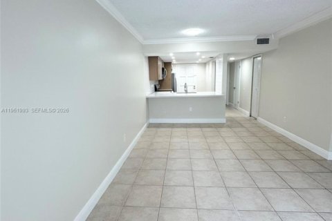 Condo in Miami, Florida, 2 bedrooms  № 2025191 - photo 3