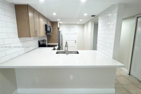 Condo in Miami, Florida, 2 bedrooms  № 2025191 - photo 2