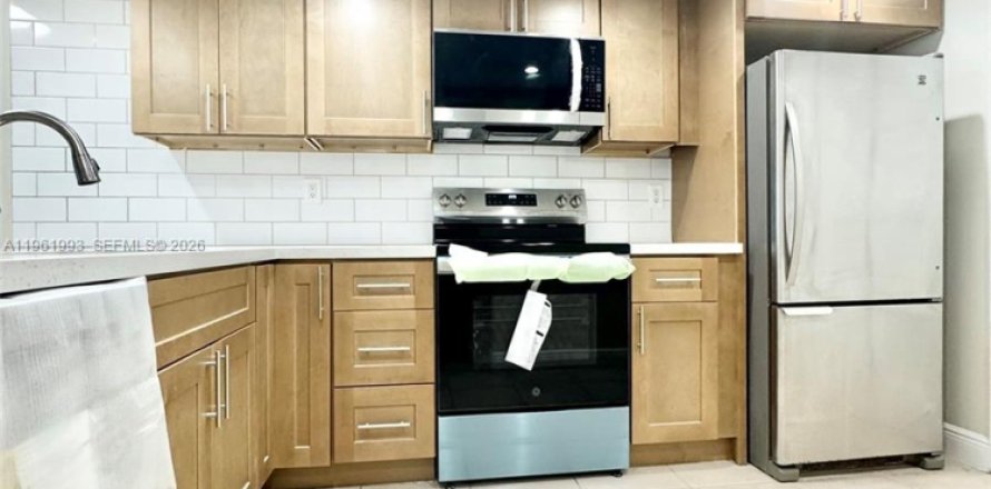 Condo in Miami, Florida, 2 bedrooms  № 2025191