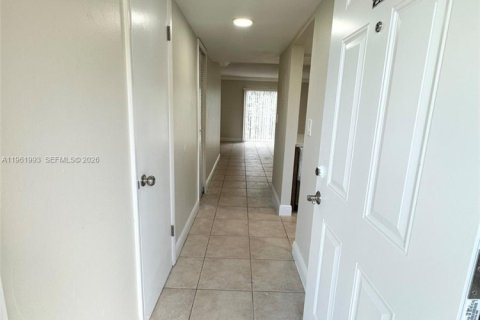 Condo in Miami, Florida, 2 bedrooms  № 2025191 - photo 4