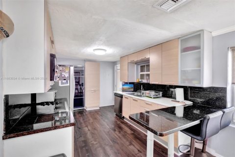 Commercial property in North Miami, Florida 180.51 sq.m. № 1728764 - photo 18