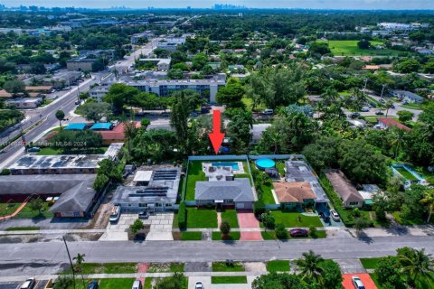 Commercial property in North Miami, Florida 180.51 sq.m. № 1728764 - photo 3