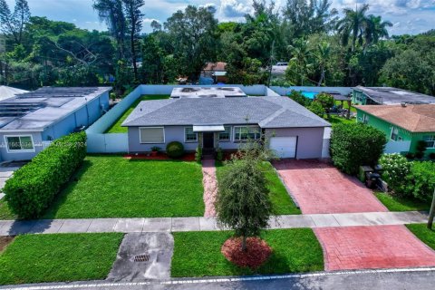 Commercial property in North Miami, Florida 180.51 sq.m. № 1728764 - photo 1